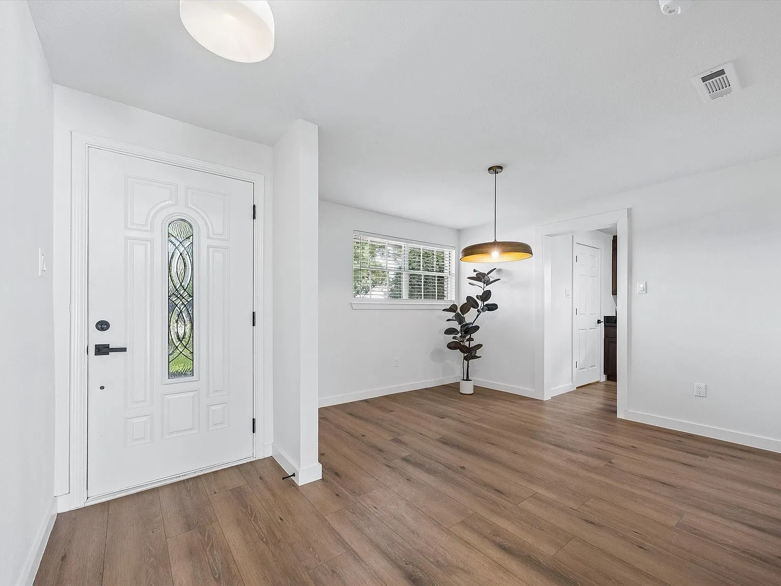 3 bed, 2.0 bath, 1998 sqft, $3,000 — Photo 3