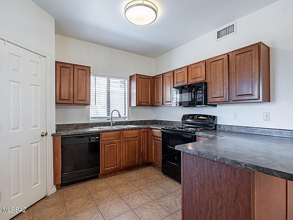 4th image of 3049 N Estrella Ave