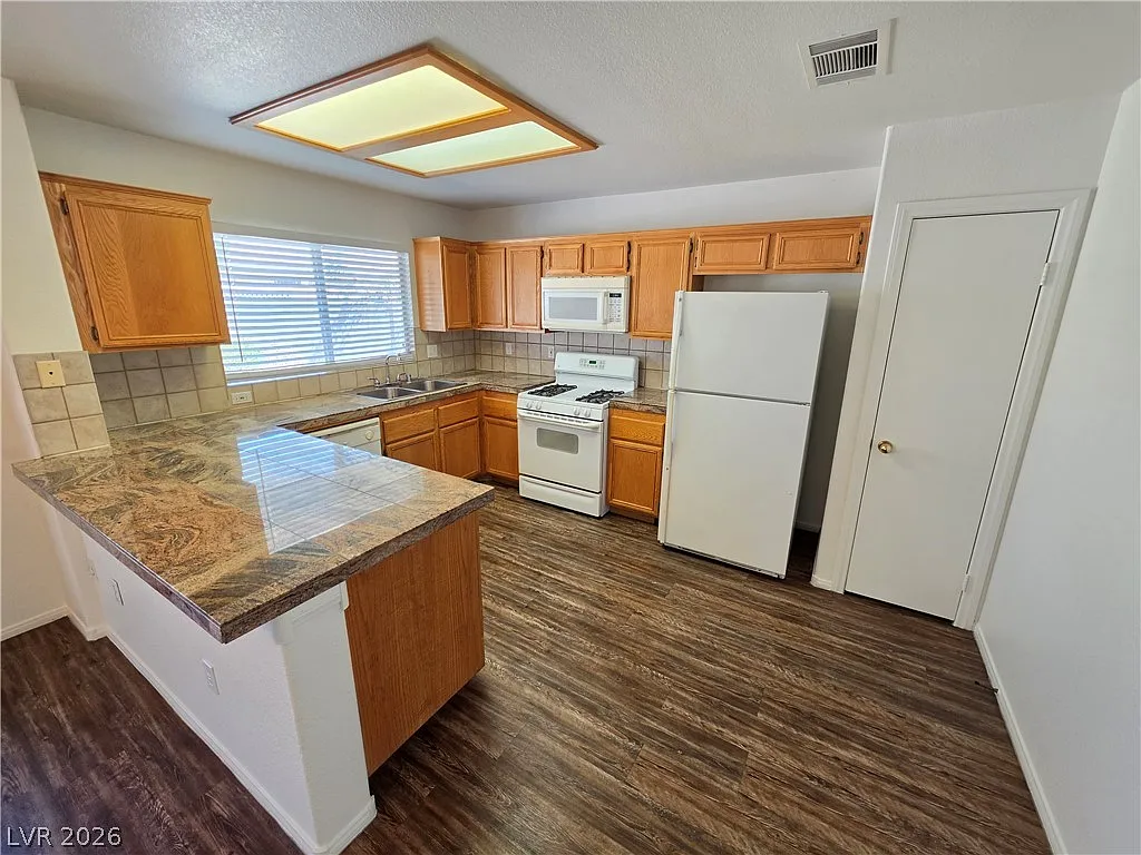 3 bed, 2.0 bath, 1634 sqft, $1,795 — Photo 3