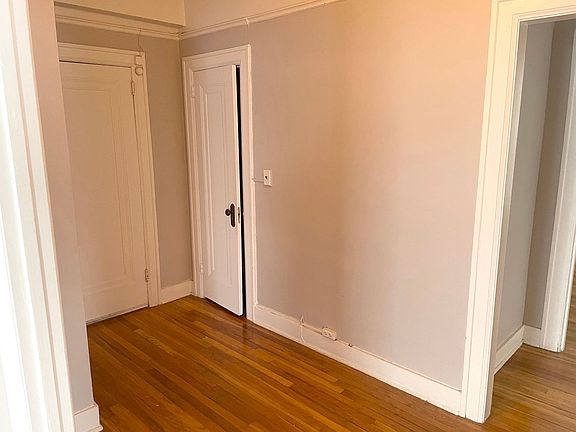 3rd image of 547 Cherry St SE APT 4K