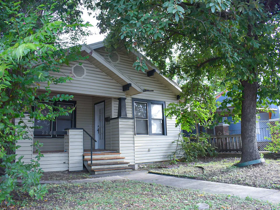 2246 E Houston St
