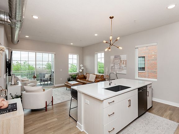 4th image of 400 SW 7th St #301