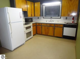 9589 Center Rd, Traverse City, MI 49686