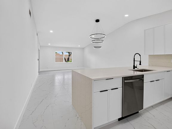 4th image of 8224 SUMMERBREEZE Lane