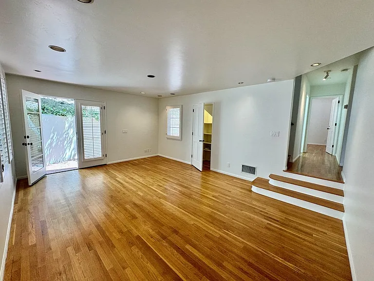 930 Skyline Dr — Photo 17