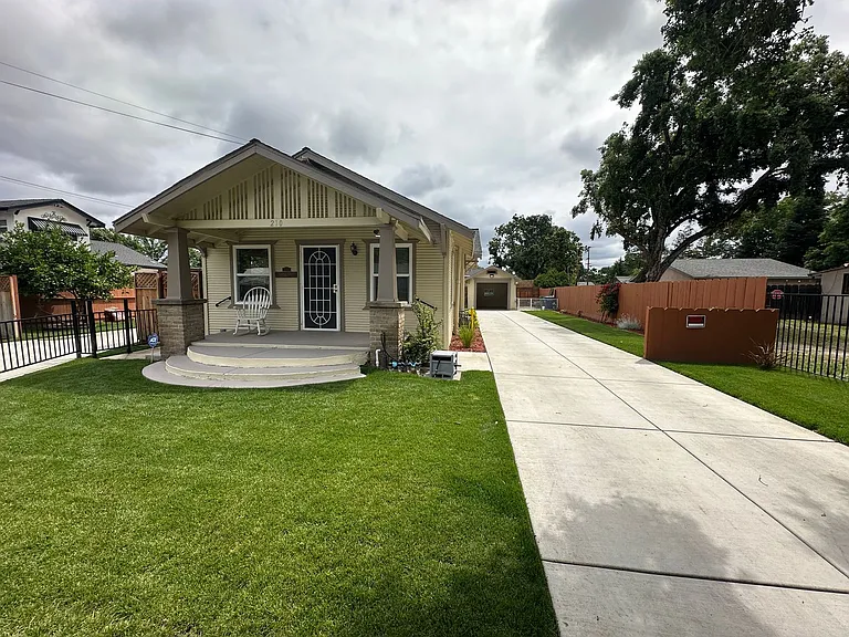 210 Las Flores Ave — Photo 3