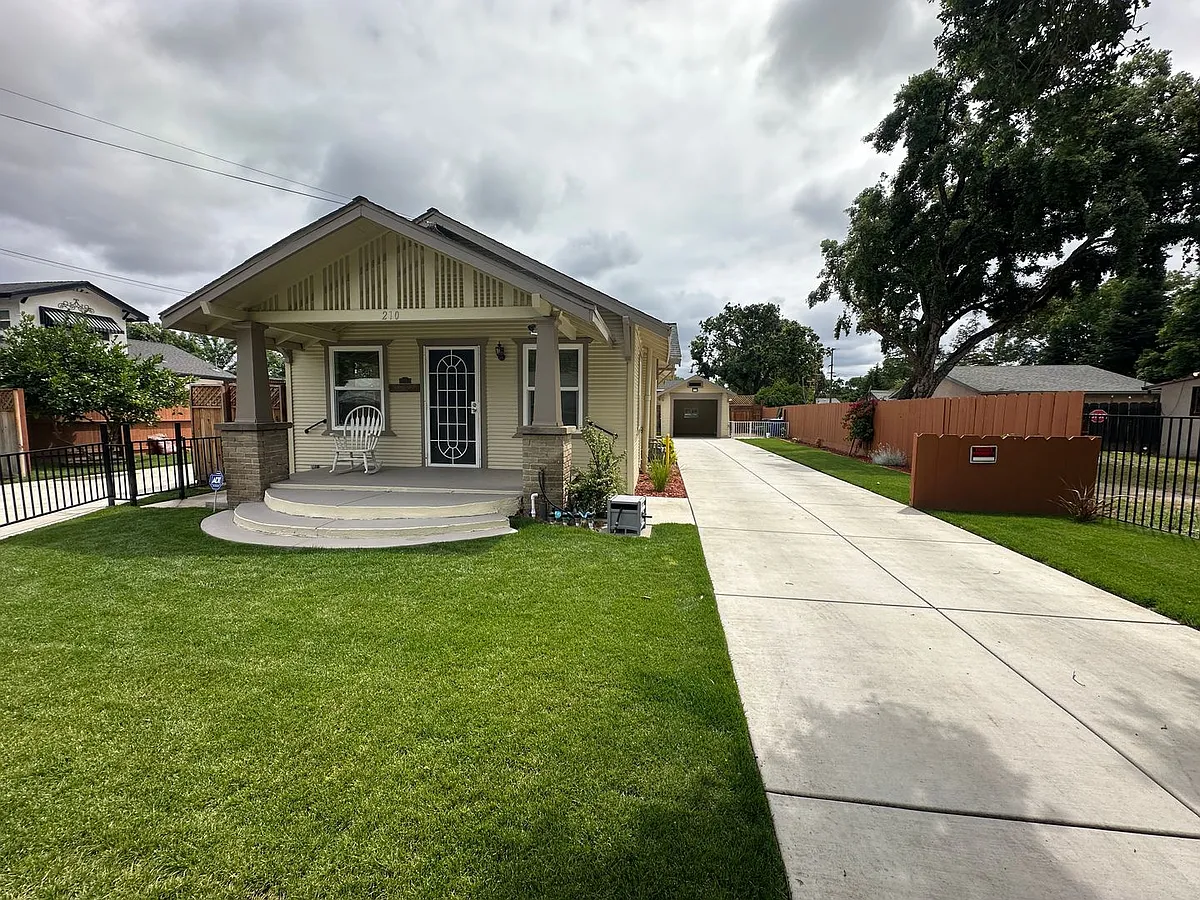 Building Photo - 210 Las Flores Ave