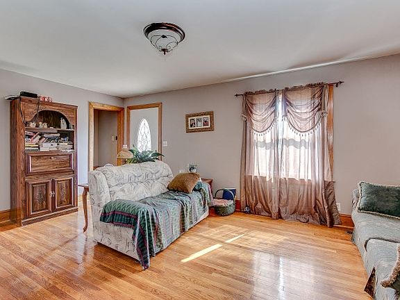 3rd image of 225 Mullins St