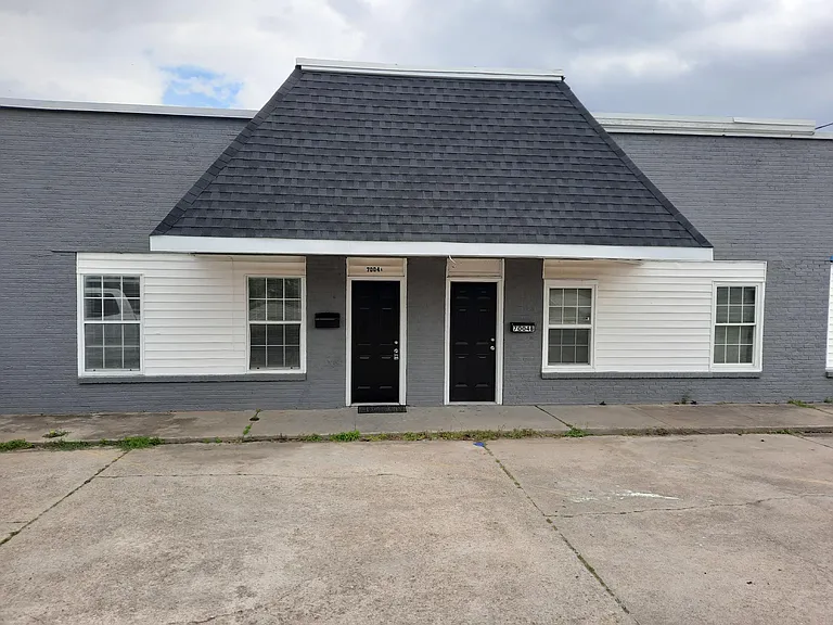 7004 Warwick Blvd — Photo 1