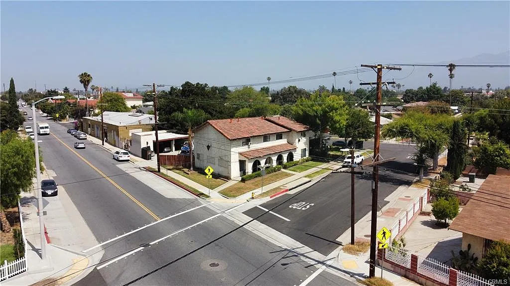 425 E Mission Rd — Photo 3