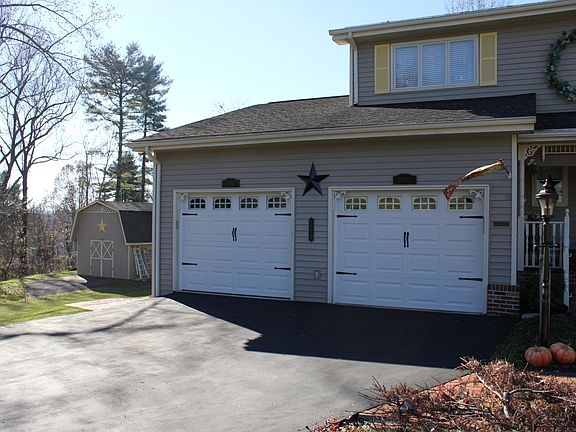 3rd image of 3223 Longview Dr