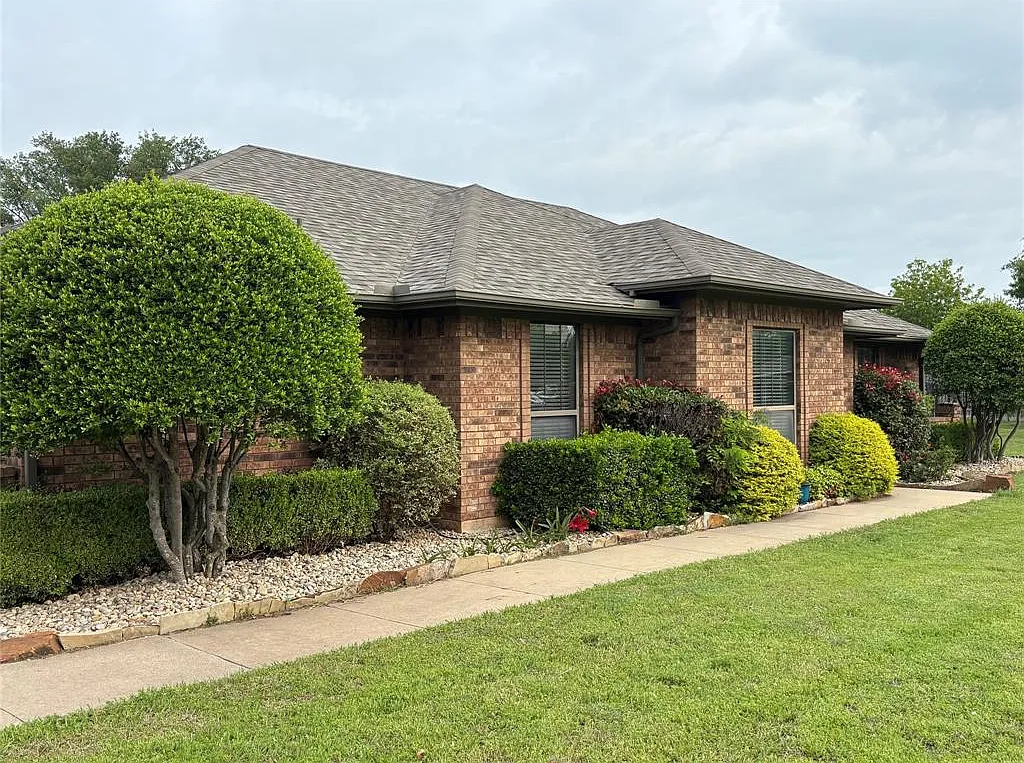 3 bed, 2.0 bath, 2088 sqft, $4,000 — Photo 2
