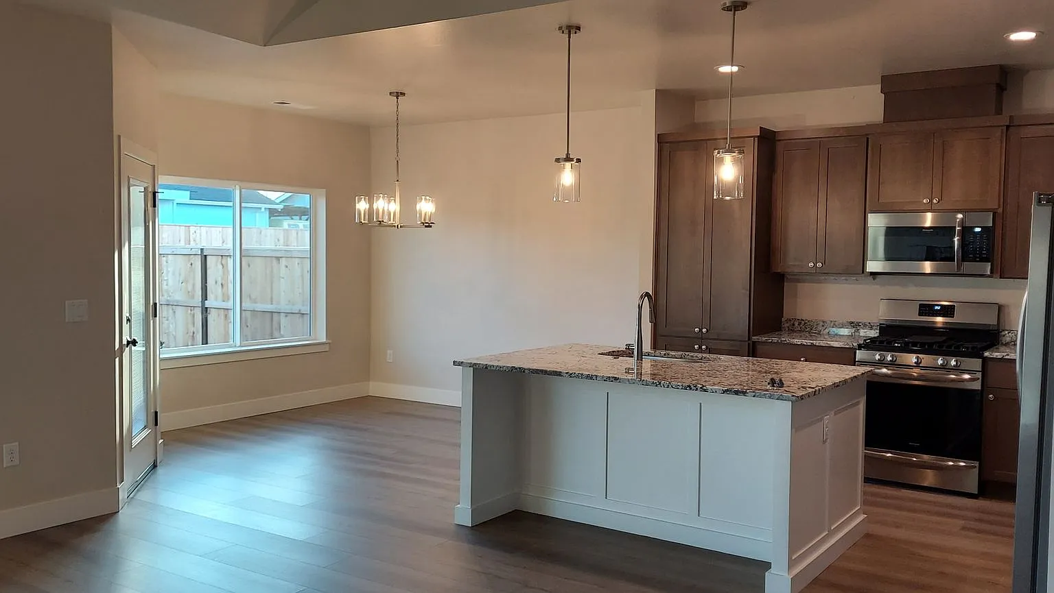 Beautiful 3 Bedroom, 2 Bathroom Home in Central Point — Photo 4