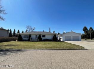 660 4th St S, Edinburg, ND 58227