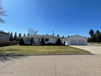 660 4th St S, Edinburg, ND, 58227