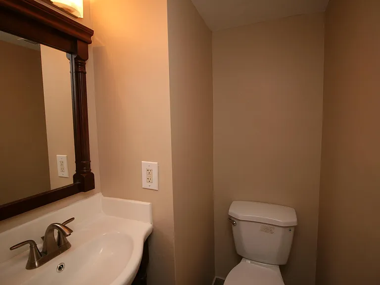 512 Suffield Dr — Photo 25