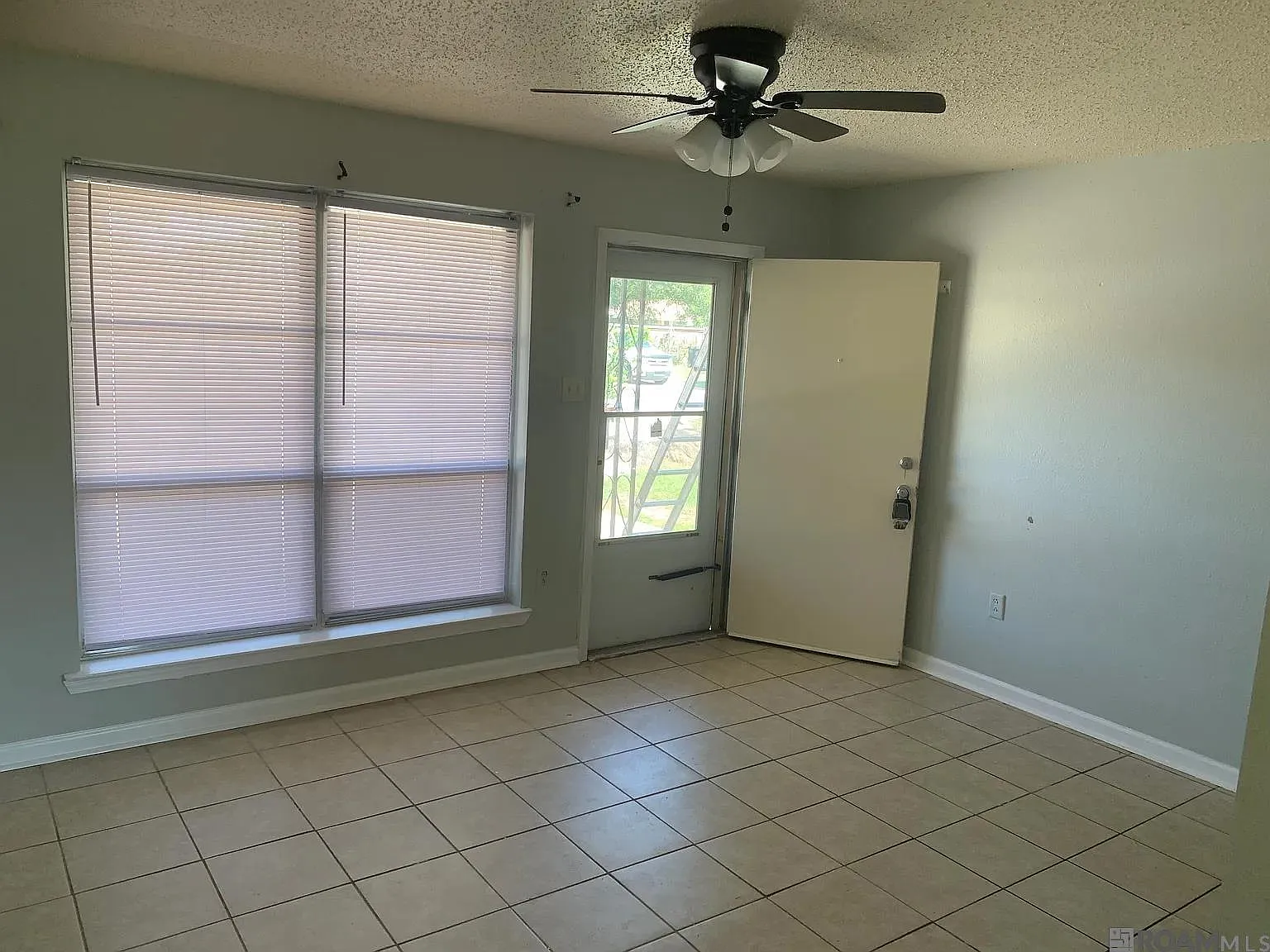 3 bed, 1200 sqft, $1,500 — Photo 2