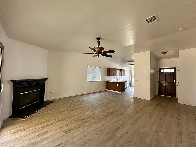 2324 W Delta Ave — Photo 4