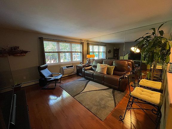 5th image of 206 Ward Ave