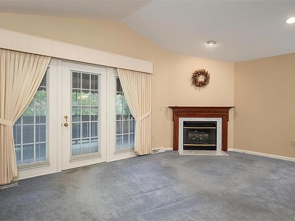 4th image of 13 Stepping Stone Ln