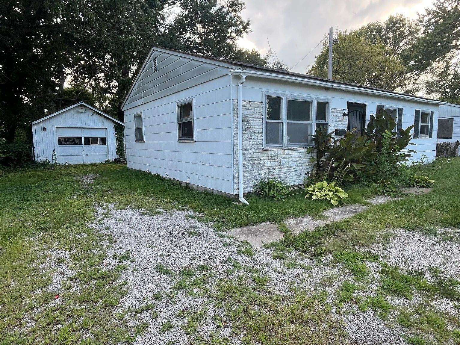 3 bed, 936 sqft, $845 — Photo 2