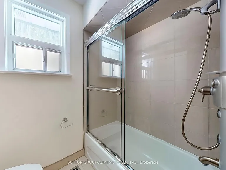 129 Crestwood Rd #UPPER — Photo 24