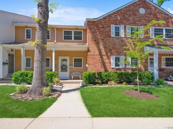 1165 Village Drive #1165, Hauppauge, NY 11788