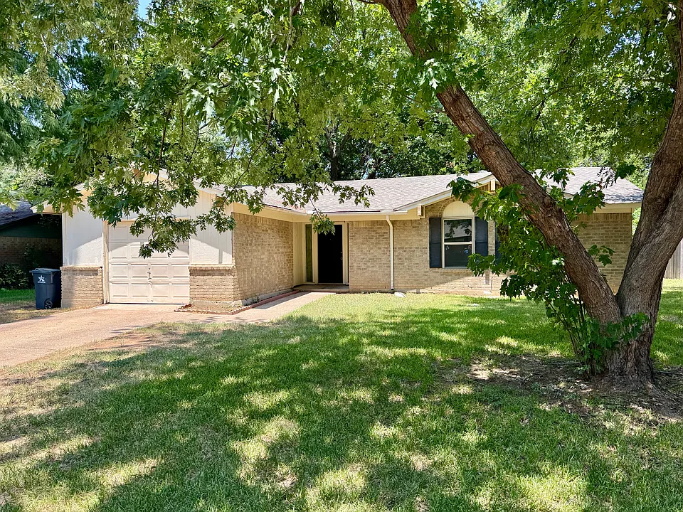2207 Clover Park Dr