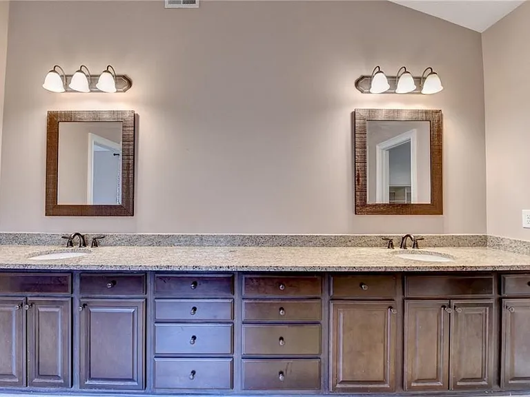 2230 Manor Creek Ct — Photo 23