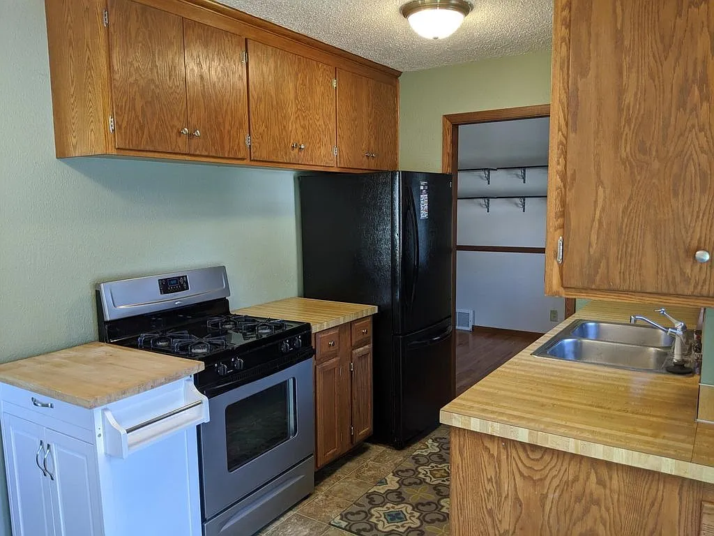 4 Bedroom Single Family Home — Photo 4