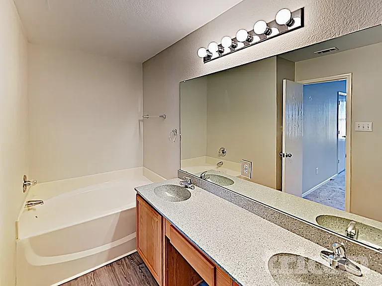 1015 James Donald Ln — Photo 10