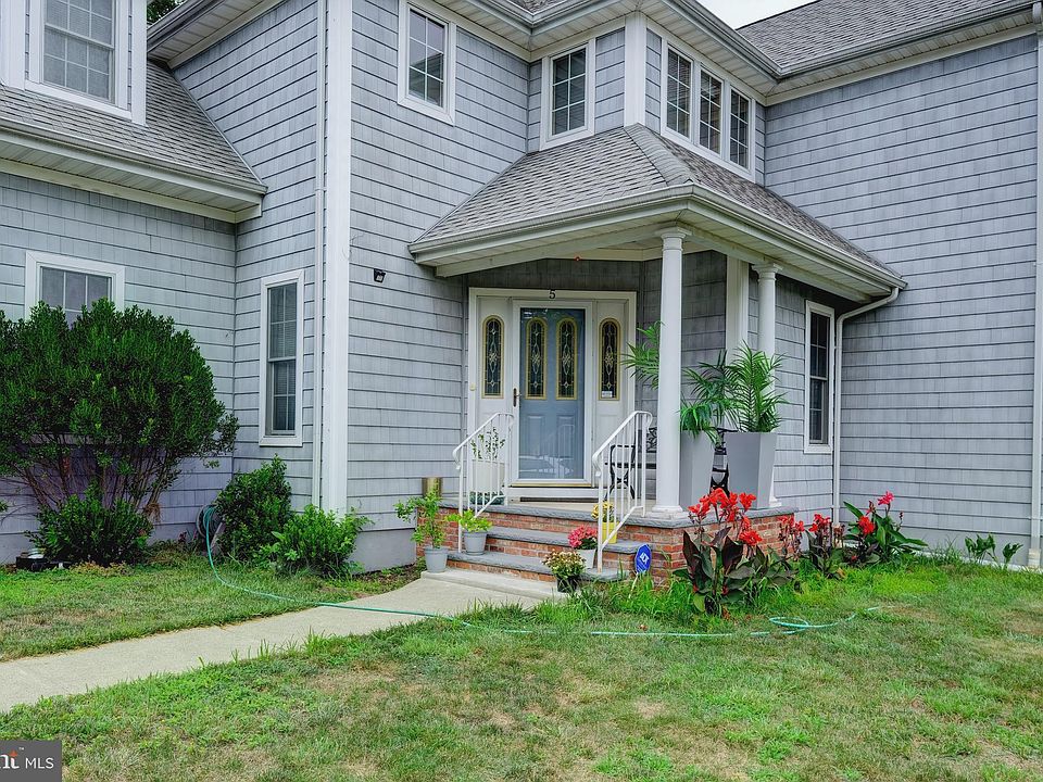 5 Holly Ct, Bloomfield, NJ 07003 | Zillow