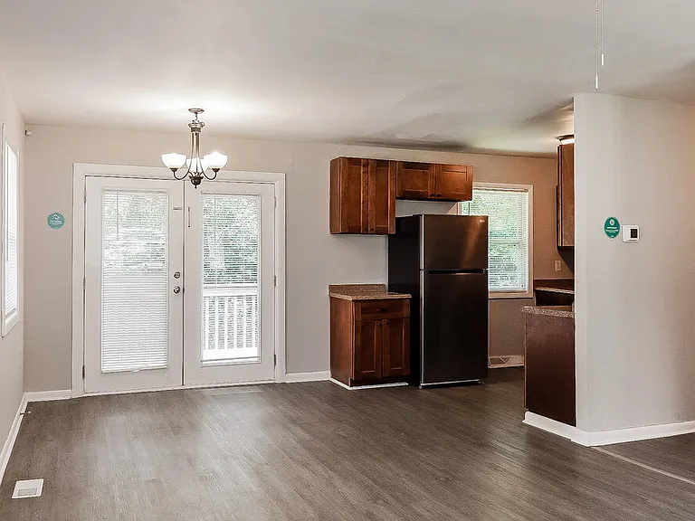 748 Barclay Ln — Photo 6