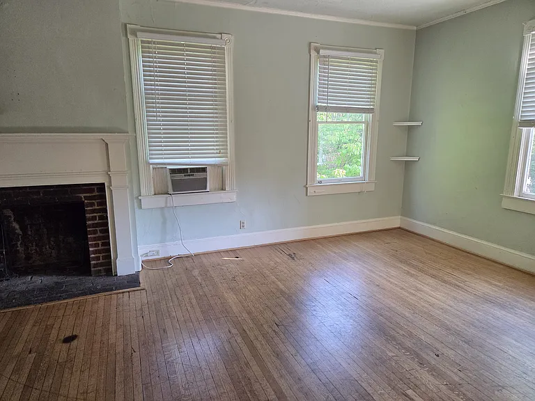 610 Prince Edward St — Photo 9