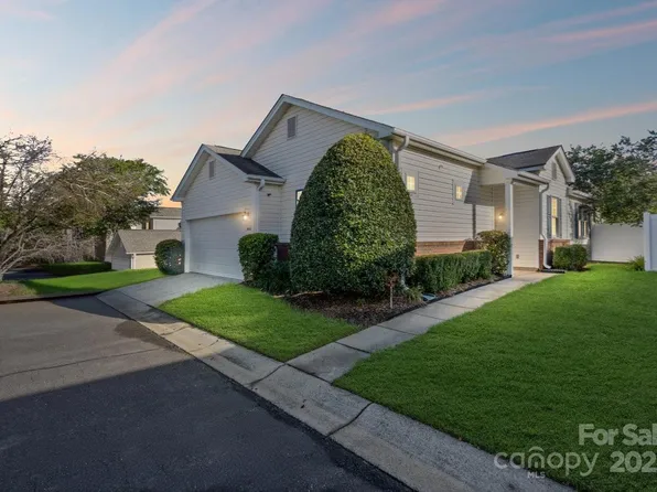 8663 Meadowmont View Dr, Charlotte, NC 28269