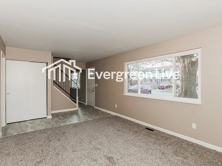 725 Decatur Ct — Photo 3