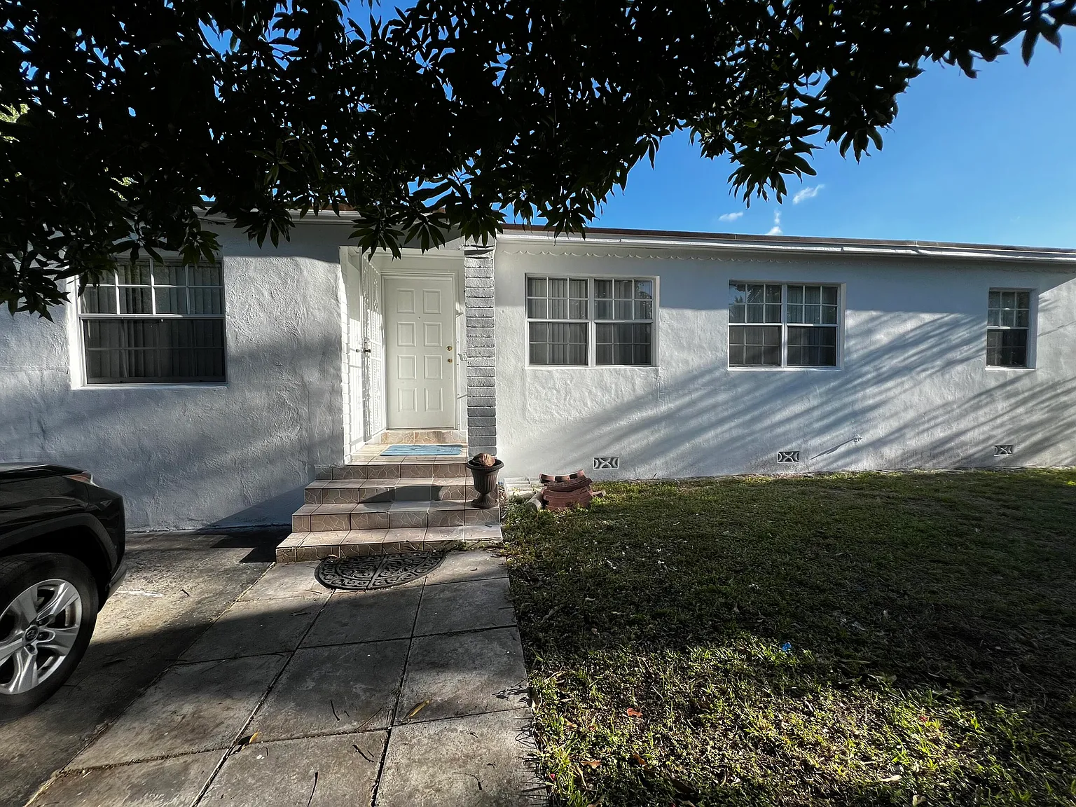 3 bed, 1.0 bath, 1319 sqft, $1,200 — Photo 1