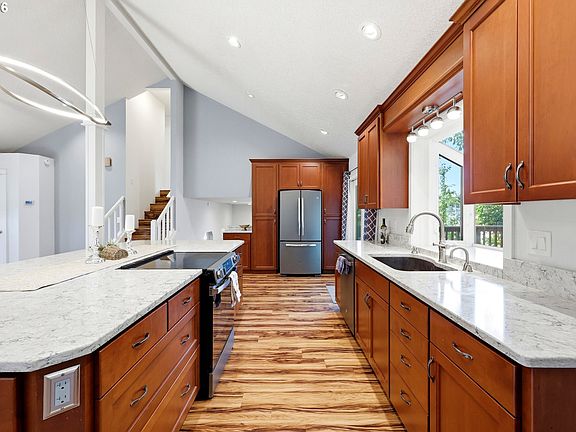 4th image of 404 SW Overlook Ct