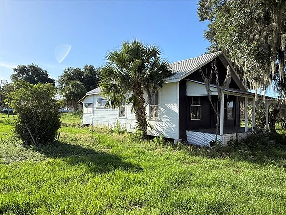 3rd image of 1015 MAKOWSKI ROAD