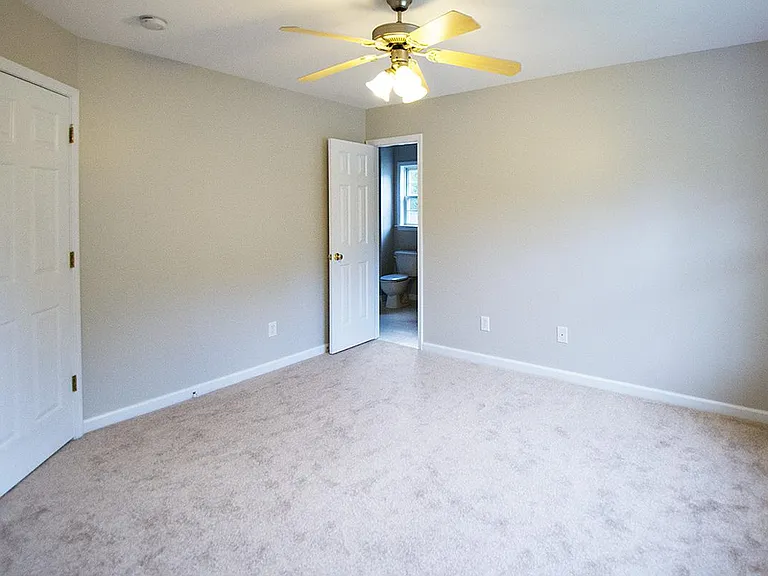 404 Foxbridge Ct — Photo 11