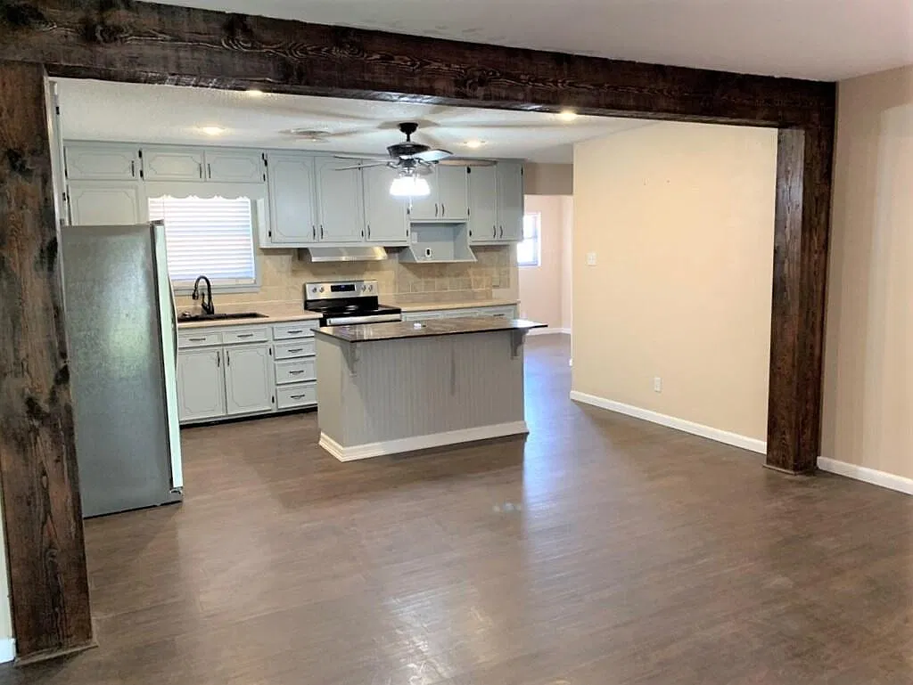 4 bed, 2.0 bath, 1900 sqft, $2,295 — Photo 2