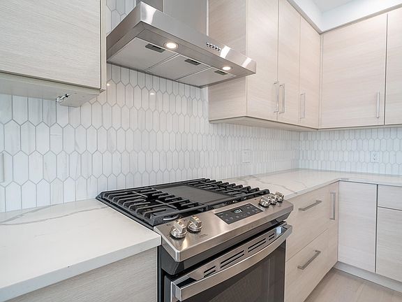 4th image of 302 Whiton St Floor 2