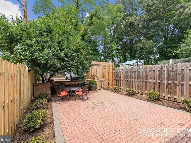 121 Webster St NW — Photo 33