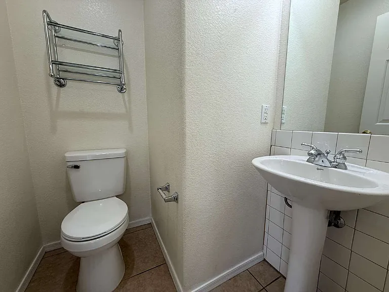 384 Anna Cir #A — Photo 13