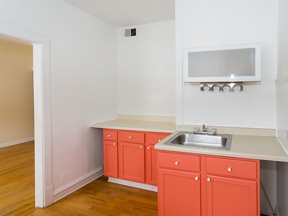 5th image of 558 W Aldine Ave APT 2N