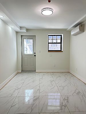 4th image of 21-06 Hoyt Ave S #1