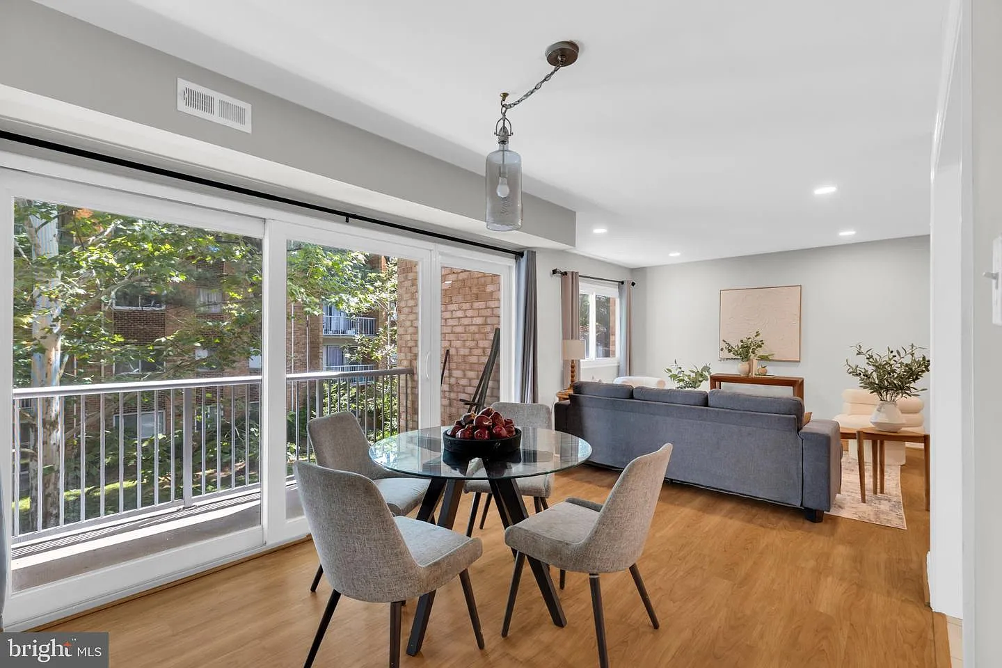 2 bed, 929 sqft, $2,400 — Photo 3