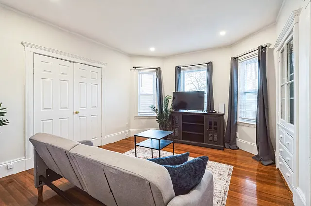 2 bed, 1000 sqft, $2,900 — Photo 2