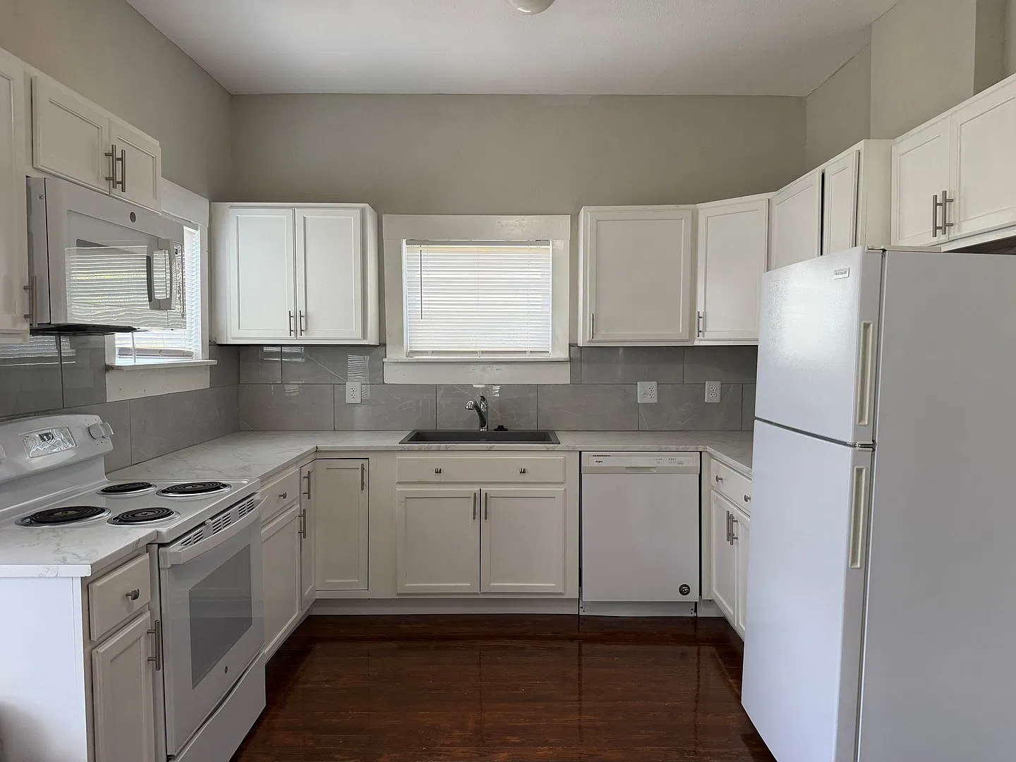 Historic Victorian Spacious 4 Bedroom Apartment — Photo 3