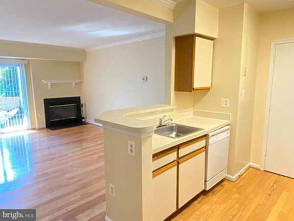 3rd image of 6905A Victoria Dr #6905-A